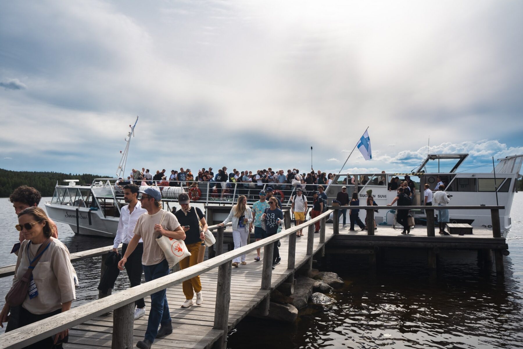 People arriving to Savutuvan Apaja by boat